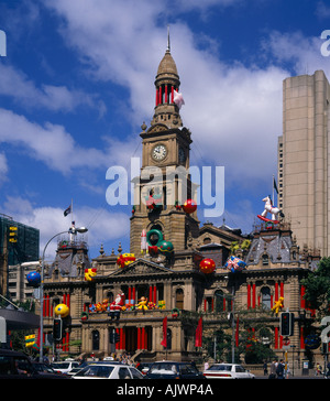 Il Municipio facciata decorato per il Natale con enormi aria gonfiata compresi i giocattoli di Babbo Natale sventolando in Sydney Australia Foto Stock