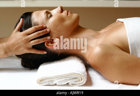 Donna ricevere un massaggio della testa Foto Stock