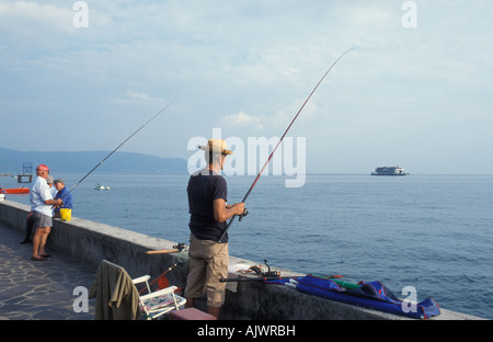 I pescatori al porto di Toscolano Maderno Lago di Garda Italia Europa Foto Stock