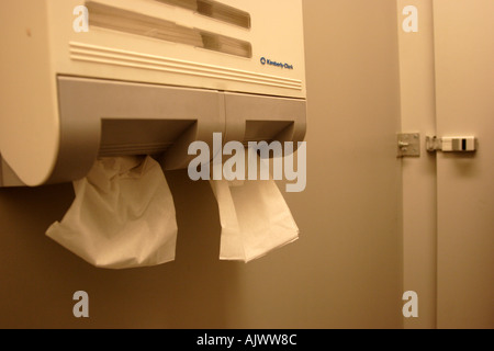 Rotolo di carta igienica dispenser in wc pubblico armadio elettrico Foto Stock
