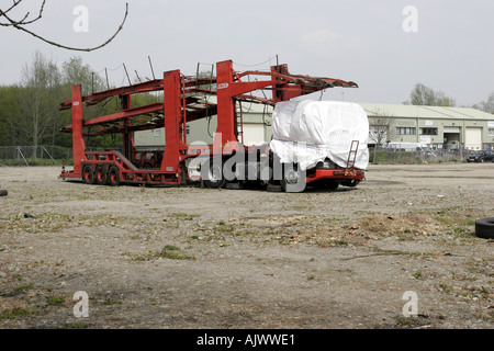 Auto transporter in stoccaggio dopo essere rimasto coinvolto in un incidente stradale Foto Stock