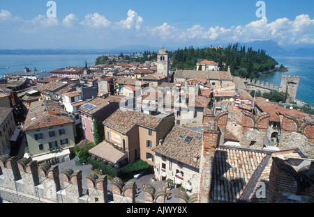 Vista dal castello Scaligero su Sirmione Lago di Garda Italia Europa Foto Stock