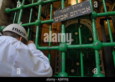 Un ebreo religioso pregare sul lato israeliano del Cenotafio di Abramo all'interno della grotta o Tomba dei Patriarchi, nota agli ebrei come Grotta di Machpelah a Hebron Foto Stock