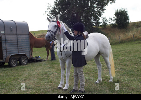 Eriskay Pony e pilota in occasione di una mostra con un Red Rosette Foto Stock