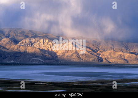 Owens secco Lago si trova sotto le montagne di Inyo nella Owens Valley, California, Stati Uniti d'America Foto Stock