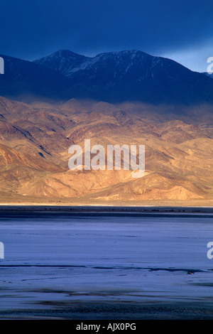 Owens secco Lago si trova sotto le montagne di Inyo nella Owens Valley, California, Stati Uniti d'America Foto Stock