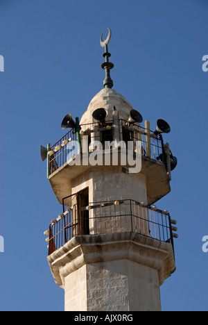 Altoparlanti utilizzati da muezzin per l'adhan "chiamata alla preghiera" nel minareto di una moschea di Abu Ghosh, un consiglio locale arabo-israeliano vicino Gerusalemme Foto Stock