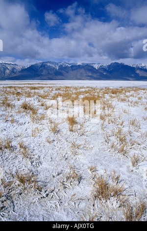 Owens secco Lago si trova al di sotto della Sierra Nevada nella Owens Valley, California, Stati Uniti d'America Foto Stock