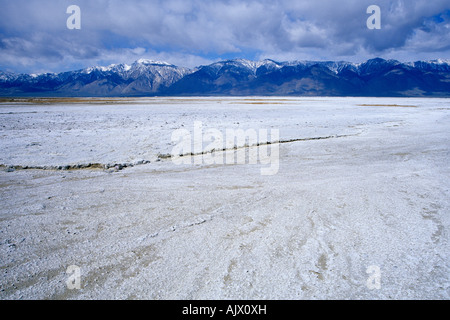 Owens secco Lago si trova al di sotto della Sierra Nevada nella Owens Valley, California, Stati Uniti d'America Foto Stock