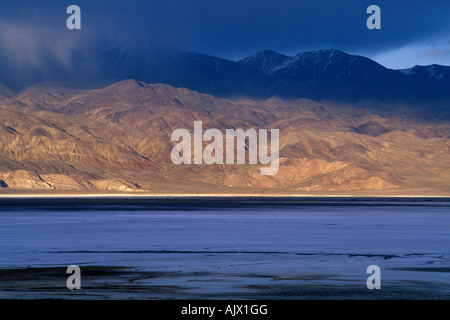 Owens secco Lago si trova sotto le montagne di Inyo nella Owens Valley, California, Stati Uniti d'America Foto Stock