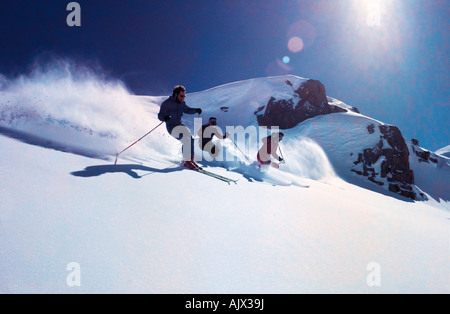 Australia. Tre giovani uomini che sciano in discesa. Foto Stock