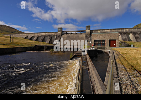 Il Loch Lyon energia idroelettrica diga e Lubreoch Power Station con le colline circostanti Glen Lyon Perthshire Scozia UK Foto Stock