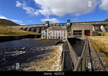 Il Loch Lyon energia idroelettrica diga e Lubreoch Power Station con le colline circostanti Glen Lyon Perthshire Scozia UK Foto Stock