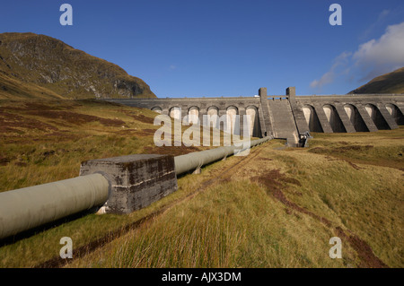 Il Lawers energia idroelettrica dam e la pipeline con le colline circostanti in Ben Lawers Riserva Naturale Nazionale Perthshire Scozia Scotland Foto Stock