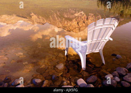 Sedia a sdraio che si affaccia su lago piramide del Parco Nazionale di Jasper Alberta Canada Foto Stock