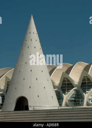 Struttura di conoide mantenendo l'accesso al seminterrato, realizzato nel 'trencadis tecnica". Città delle Arti e delle Scienze. Valencia. Spagna Foto Stock