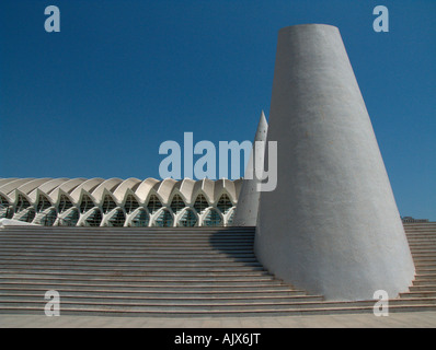 Strutture di conoide mantenendo l'accesso al seminterrato, realizzato nel 'trencadis tecnica". Città delle Arti e delle Scienze. Valencia. Spagna Foto Stock