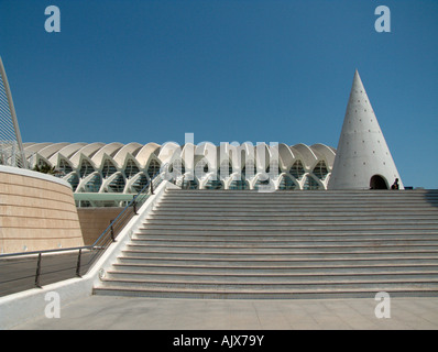 Strutture di conoide mantenendo l'accesso al seminterrato, realizzato nel 'trencadis tecnica". Città delle Arti e delle Scienze. Valencia. Spagna Foto Stock