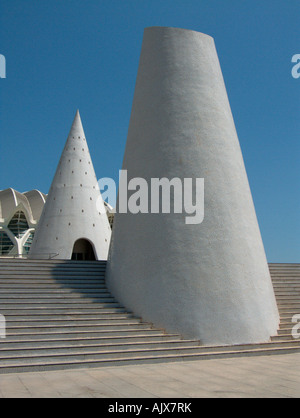 Strutture di conoide mantenendo l'accesso al seminterrato, realizzato nel 'trencadis tecnica". Città delle Arti e delle Scienze. Valencia. Spagna Foto Stock