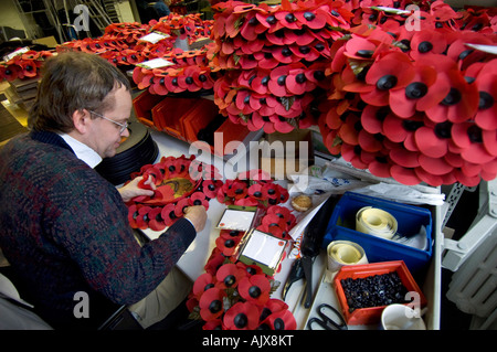 Lavoratore presso la Royal British Legion fabbrica di papavero in Richmond Surrey Foto Stock