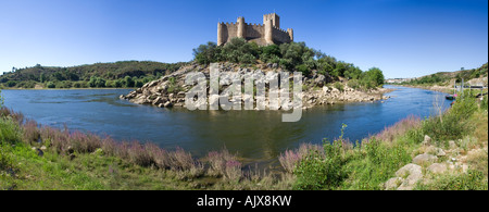 Castello dei Templari di Almourol. Uno dei più famosi castelli in Portogallo. Costruito su un isolotto roccioso nel bel mezzo del fiume Tago. Foto Stock