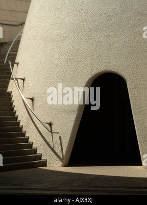 Strutture di conoide mantenendo l'accesso al seminterrato, realizzato nel 'trencadis tecnica". Città delle Arti e delle Scienze. Valencia. Spagna Foto Stock