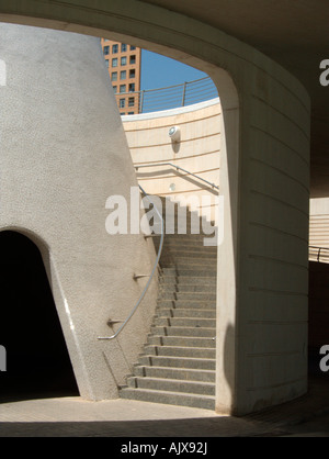 Strutture di conoide mantenendo l'accesso al seminterrato, realizzato nel 'trencadis tecnica". Città delle Arti e delle Scienze. Valencia. Spagna Foto Stock