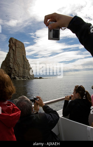 I turisti la visualizzazione di Percé Rock dal tour in barca Percé QC Foto Stock