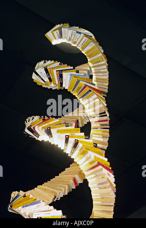 Una forma a spirale Phone book scultura. Foto Stock