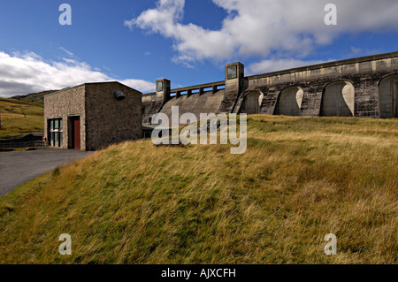 Il Loch Lyon energia idroelettrica diga e Lubreoch Power Station con le colline circostanti Glen Lyon Perthshire Scozia UK Foto Stock