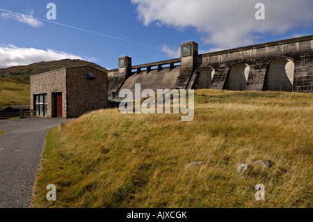 Il Loch Lyon energia idroelettrica diga e Lubreoch Power Station con le colline circostanti Glen Lyon Perthshire Scozia UK Foto Stock