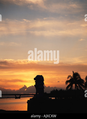 Singapore. Statua Merlion stagliano al tramonto. Foto Stock