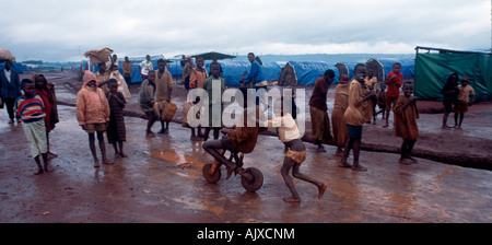 Gli hutu rwandesi e rifugiati tutsi a Mugano, possibilmente solo camp di etnia miste, il quale è gestito dall ONU Foto Stock