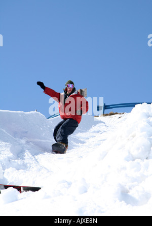 Praticare lo snowboard nelle Alpi austriache Foto Stock