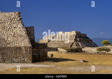 System M rovine a Monte Alban, vicino a Oaxaca, Messico Foto Stock