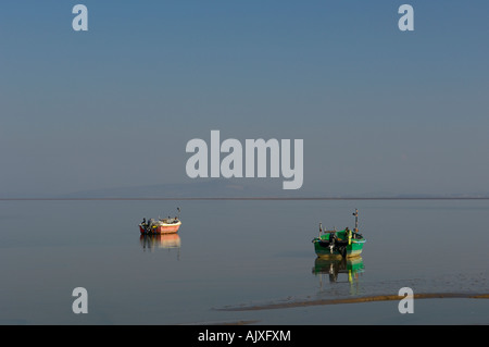 Morecambe Bay barche da pesca con il distretto del lago a distanza Foto Stock