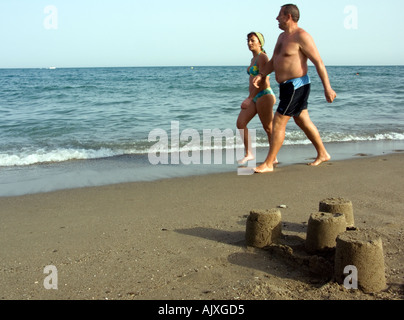 Sandcastle sulla spiaggia, Carvajal, Fuengirola, Costa del Sol, Spagna, Europa, coppia di mezza età Foto Stock