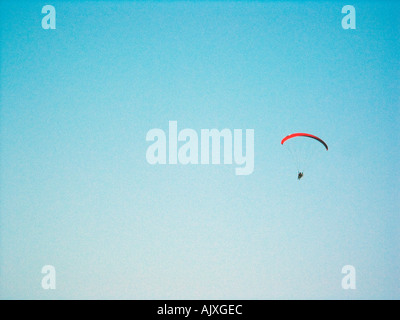 Powered Parapente Parapendio Parasailing nel Mediterraneo Spagna Carvajal spiaggia Fuengirola Spagna Parasailing mediterraneo Foto Stock