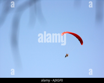 Powered Parapente parapendio vola Parasailing nel Mediterraneo Spagna Carvajal spiaggia Fuengirola Spagna Parasailing Foto Stock