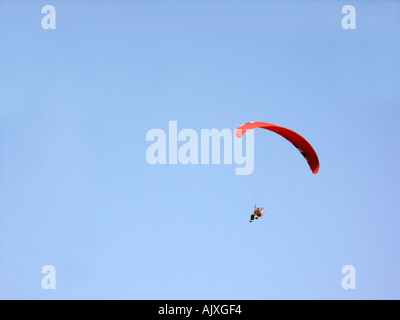 Powered Parapente parapendio vola Parasailing nel Mediterraneo Spagna Carvajal spiaggia Fuengirola Spagna Parasailing Foto Stock