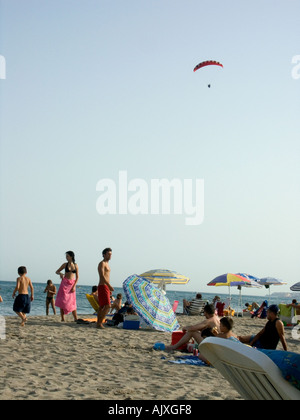 Powered Parapente parapendio vola Parasailing nel Mediterraneo Spagna Carvajal spiaggia Fuengirola Spagna Parasailing persone Foto Stock