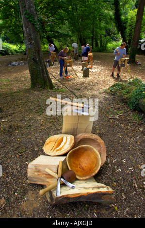 Verde ciotola di legno facendo a casa Mangerton nel Dorset, Inghilterra. Le principali fasi della ciotola facendo dal registro per articolo finito. Foto Stock
