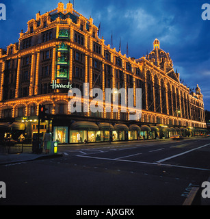 Regno Unito. In Inghilterra. Londra. I grandi magazzini Harrods di notte. Foto Stock