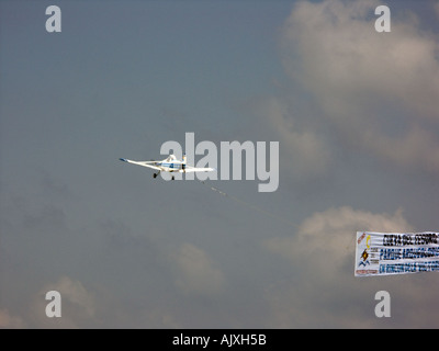 Spia traino aereo Pubblicità Banner luce aereo aereo aereo traino traino pubblicità commerciale messaggio banner Foto Stock