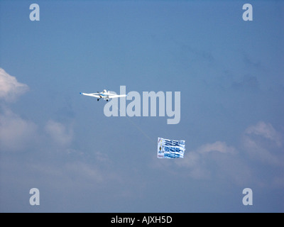 Spia traino aereo Pubblicità Banner luce aereo aereo aereo traino traino pubblicità commerciale messaggio banner Foto Stock