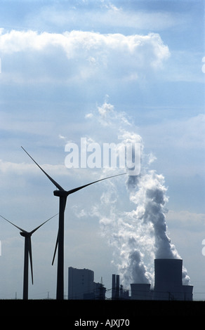 Le turbine eoliche in prossimità di Niederaussem di centrali elettriche a carbone, Grevenbroich, Renania settentrionale-Vestfalia (Germania). Foto Stock