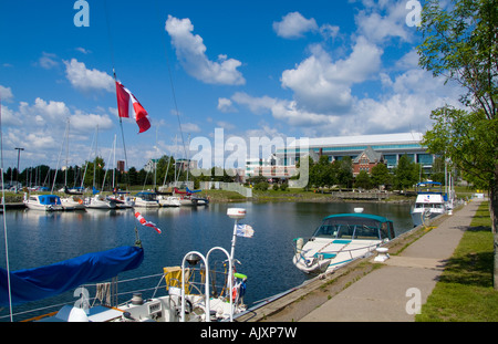 Thunder Bay Ontario Canada lungomare del porto e del Histroical CN Rail Station al principe Arthur di atterraggio e di parcheggio Lago Superior Foto Stock