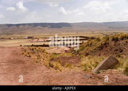 Il Kalasasaya dall'Akapana, la piramide di terra presso il sito archeologico di Tiwanaku,sull'Altiplano in Bolivia Foto Stock