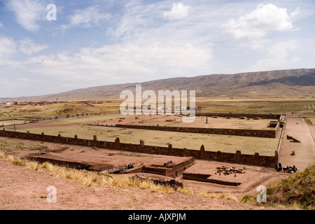 Il Kalasasaya dall'Akapana, la piramide di terra presso il sito archeologico di Tiwanaku,sull'Altiplano in Bolivia Foto Stock