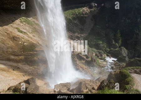 Abbassare cascata Pericnik 'Slap Pericnik' da sotto la sporgenza in valle di Vrata nel "Parco Nazionale del Triglav' nelle Alpi Giulie Foto Stock